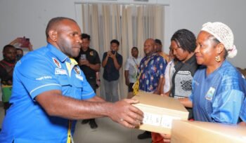 Ketua DPD 1 KNPI Papua Tengah ketika mendapatkan kesempatan menyerahkan laptop kepada para siswa di Paniai, Jumat (24/1/2026). Foto: Humas Pemprov Papua Tengah.
