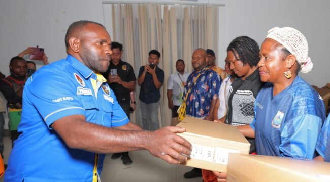 Ketua DPD 1 KNPI Papua Tengah ketika mendapatkan kesempatan menyerahkan laptop kepada para siswa di Paniai, Jumat (24/1/2026). Foto: Humas Pemprov Papua Tengah.

