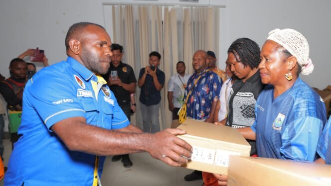 
Ketua DPD 1 KNPI Papua Tengah ketika mendapatkan kesempatan menyerahkan laptop kepada para siswa di Paniai, Jumat (24/1/2026). Foto: Humas Pemprov Papua Tengah.
