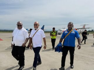 Ketua DPD 1 KNPI Papua Tengah, Yustinus Tebai saat mendampingi Gubernur Papua Tengah, Meki Nawipa dan Wakil Gubernur Papua Tengah, Deinas Geley dalam momen pembagian laptop, Jumat (23/1/2026). 