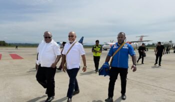 Ketua DPD 1 KNPI Papua Tengah, Yustinus Tebai saat mendampingi Gubernur Papua Tengah, Meki Nawipa dan Wakil Gubernur Papua Tengah, Deinas Geley dalam momen pembagian laptop, Jumat (23/1/2026). 