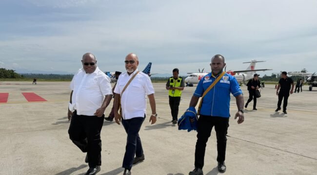 Ketua DPD 1 KNPI Papua Tengah, Yustinus Tebai saat mendampingi Gubernur Papua Tengah, Meki Nawipa dan Wakil Gubernur Papua Tengah, Deinas Geley dalam momen pembagian laptop, Jumat (23/1/2026). 