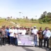 Momen foto bersama saat penyerahan laptop di Intan Jaya, Jumat (23/1/2025). Foto: Humas Pemprov Papua Tengah.