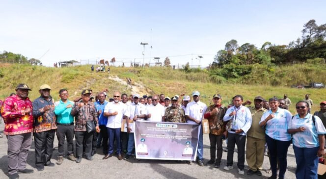 
Momen foto bersama saat penyerahan laptop di Intan Jaya, Jumat (23/1/2025). Foto: Humas Pemprov Papua Tengah.