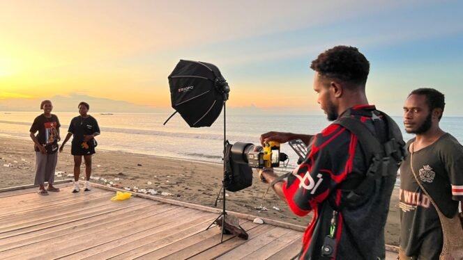 
Durry Dogomo saat sedang memotret costumer. (Foto: Kristin Rejang/Sasagupapua)