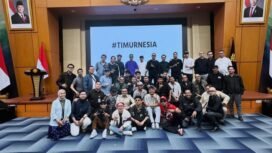 Musisi timur berfoto bersama