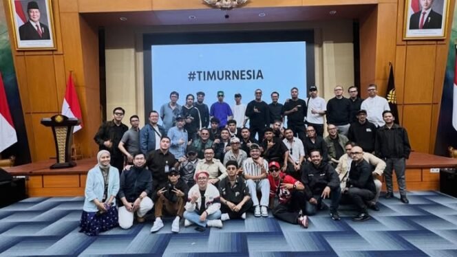 
Musisi timur berfoto bersama