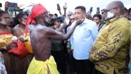 Wakil Ketua II DPRD Provinsi Papua Tengah, Petrus Izaach Suripatty bersama Gubernur Papua Tengah saat mengunjungi kota Kokonao, Kabupaten Mimika, Papua Tengah beberapa waktu lalu. (Foto: ig_petrus Izaach Suripatty)