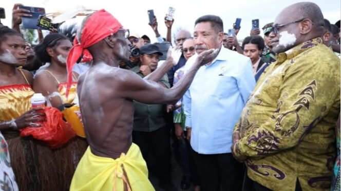 
Wakil Ketua II DPRD Provinsi Papua Tengah, Petrus Izaach Suripatty bersama Gubernur Papua Tengah saat mengunjungi kota Kokonao, Kabupaten Mimika, Papua Tengah beberapa waktu lalu. (Foto: ig_petrus Izaach Suripatty)