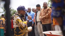 Asisten III Sekretariat Daerah Papua Tengah, Sakharias Marey saat meletakan batu pertama. sebagai tanda pengerjaan gedung gereja GKII Laodikia dimulai, Kamis (5/2/2026). Foto: Kristin Rejang/Sasagupapua.com