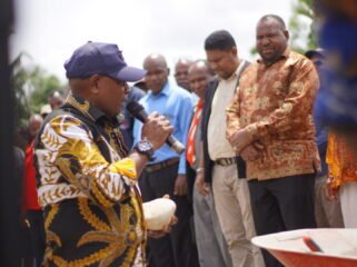 Asisten III Sekretariat Daerah Papua Tengah, Sakharias Marey saat meletakan batu pertama. sebagai tanda pengerjaan gedung gereja GKII Laodikia dimulai, Kamis (5/2/2026). Foto: Kristin Rejang/Sasagupapua.com