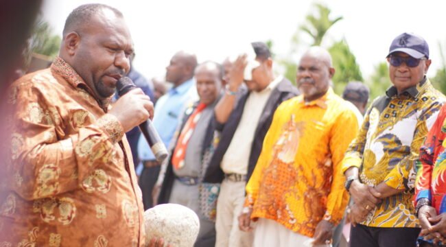 Bupati Intan Jaya, Amer Maisini saat memegang batu sebagai simbol peletakan batu pertama pembangunan gedung Gereja Jemaat GKII Laodikia Jayanti. (Foto: Kristin Rejang/Sasagupapua.com)