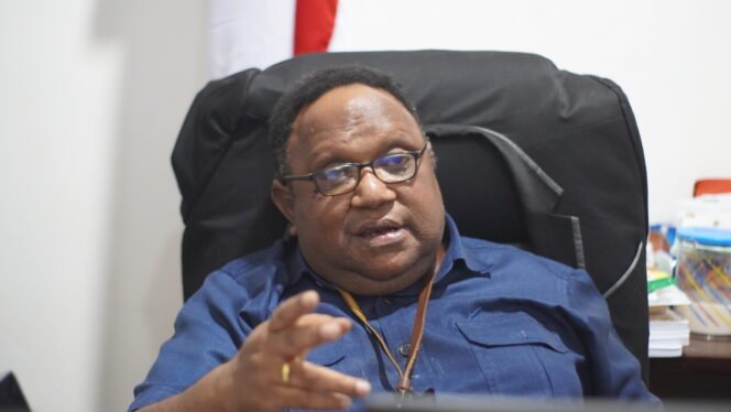 
Wakil Ketua IV DPR Papua Tengah, John Gobai. (Foto: Kristin Rejang/Sasagupapua.com)