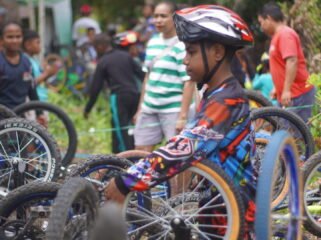 Seorang pembalap cilik saat mempersiapkan diri mengikuti perlombaan balap sepeda Kejuaraan Seri II KKB Relingket x Manggundi, Jumat (13/2/2026). Foto: Edwin Rumanasen/sasagupapua.com