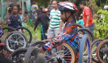 Seorang pembalap cilik saat mempersiapkan diri mengikuti perlombaan balap sepeda Kejuaraan Seri II KKB Relingket x Manggundi, Jumat (13/2/2026). Foto: Edwin Rumanasen/sasagupapua.com