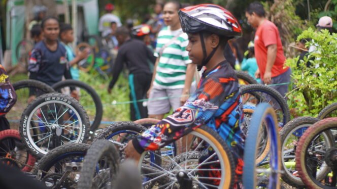 
Seorang pembalap cilik saat mempersiapkan diri mengikuti perlombaan balap sepeda Kejuaraan Seri II KKB Relingket x Manggundi, Jumat (13/2/2026). Foto: Edwin Rumanasen/sasagupapua.com