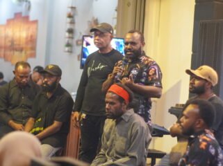 Ketua Amoye Band, Petrus Pigai saat memberikan keterangan pers. (Foto: Kristin Rejang/Sasagupapua.com)