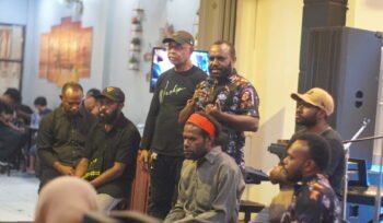 Ketua Amoye Band, Petrus Pigai saat memberikan keterangan pers. (Foto: Kristin Rejang/Sasagupapua.com)