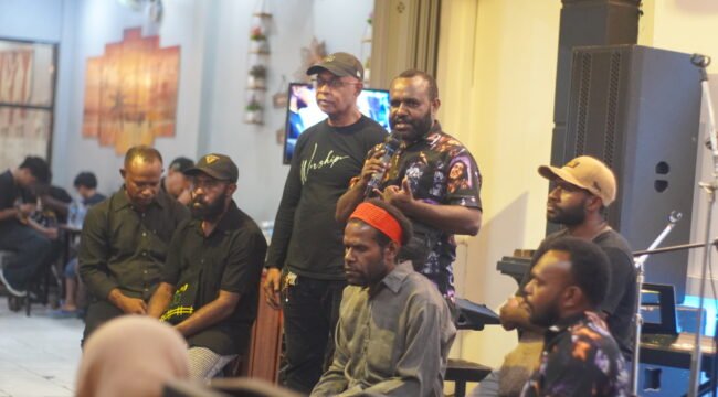 Ketua Amoye Band, Petrus Pigai saat memberikan keterangan pers. (Foto: Kristin Rejang/Sasagupapua.com)