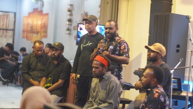 
Ketua Amoye Band, Petrus Pigai saat memberikan keterangan pers. (Foto: Kristin Rejang/Sasagupapua.com)