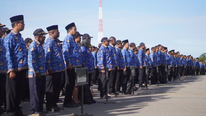 
ASN Papua Tengah saat mengikuti apel gabungan pada, Rabu (18/2/2026) di Halaman Kantor Pemprov Papua Tengah, Bandara Lama Nabire. (Foto: Kristin Rejang/Sasagupapua.com)