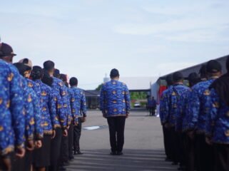 ASN Papua Tengah saat berbaris dalam momen apel gabungan pada, Rabu (18/2/2026) di Lapangan Bandara Lama. Foto: Kristin Rejang/Sasagupapua.com. 