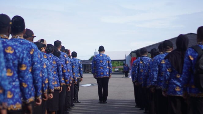 
ASN Papua Tengah saat berbaris dalam momen apel gabungan pada, Rabu (18/2/2026) di Lapangan Bandara Lama. Foto: Kristin Rejang/Sasagupapua.com. 