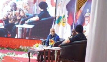 Gubernur dan Wakil Gubernur Papua Tengah, Deinas Geley saat diwawancarai oleh Andy Noya. (Foto: Kristin Rejang/Sasagupapua.com)