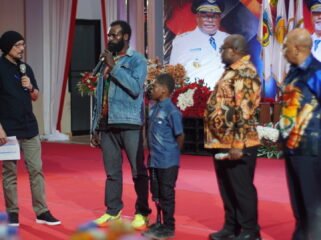 John saat menceritakan kisah anaknya Anton yang menerima bantuan kaki palsu dari Pemprov Papua Tengah melalui program Gubernur dan Wakil Gubernur Meki Nawipa-Deinas Geley. (Foto: Kristin Rejang/Sasagupapua.com)