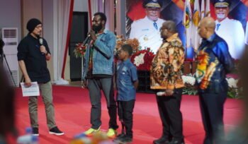 John saat menceritakan kisah anaknya Anton yang menerima bantuan kaki palsu dari Pemprov Papua Tengah melalui program Gubernur dan Wakil Gubernur Meki Nawipa-Deinas Geley. (Foto: Kristin Rejang/Sasagupapua.com)