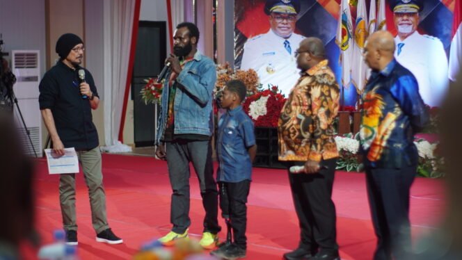 
John saat menceritakan kisah anaknya Anton yang menerima bantuan kaki palsu dari Pemprov Papua Tengah melalui program Gubernur dan Wakil Gubernur Meki Nawipa-Deinas Geley. (Foto: Kristin Rejang/Sasagupapua.com)