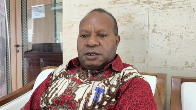 
Plt Kepala Kesbangpol Provinsi Papua Tengah, Albertus Adii. (Foto: Humas/Abeth You)