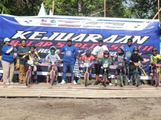 Ketua KNPI Papua Tengah, Yustinus Tebai berfoto bersama para pembalap sepeda dalam acara pembukaan Kegiatan Balap Sepeda Seri II KKB Relingket x Manggundi Papua Tengah, Jumat (13/2/2026). Foto: Yulian Boma for Sasagupapua.com