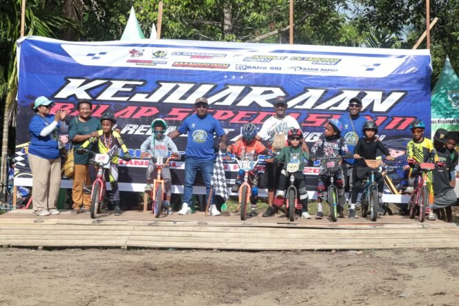 
Ketua KNPI Papua Tengah, Yustinus Tebai berfoto bersama para pembalap sepeda dalam acara pembukaan Kegiatan Balap Sepeda Seri II KKB Relingket x Manggundi Papua Tengah, Jumat (13/2/2026). Foto: Yulian Boma for Sasagupapua.com