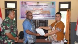 Kepala Distrik Mimika Barat Jauh, Ever Kukuareyau saat menyerahkan hasil usulan program dari Distrik Mimika Barat Jauh kepada tim asistensi Bappeda Kabupaten Mimika, Kabid Pengendalian dan Evaluasi Pembangunan Daerah Palilu Tangke di Kantor Distrik Mimika Barat Jauh, Sabtu (28/2/2026). Foto: DOK DMBJ.