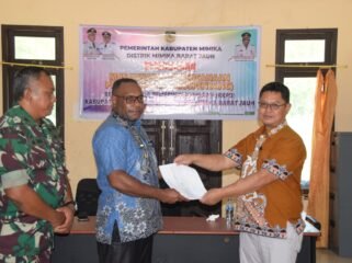 Kepala Distrik Mimika Barat Jauh, Ever Kukuareyau saat menyerahkan hasil usulan program dari Distrik Mimika Barat Jauh kepada tim asistensi Bappeda Kabupaten Mimika, Kabid Pengendalian dan Evaluasi Pembangunan Daerah Palilu Tangke di Kantor Distrik Mimika Barat Jauh, Sabtu (28/2/2026). Foto: DOK DMBJ.