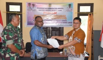 Kepala Distrik Mimika Barat Jauh, Ever Kukuareyau saat menyerahkan hasil usulan program dari Distrik Mimika Barat Jauh kepada tim asistensi Bappeda Kabupaten Mimika, Kabid Pengendalian dan Evaluasi Pembangunan Daerah Palilu Tangke di Kantor Distrik Mimika Barat Jauh, Sabtu (28/2/2026). Foto: DOK DMBJ.