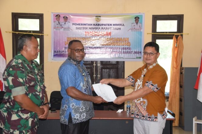 
Kepala Distrik Mimika Barat Jauh, Ever Kukuareyau saat menyerahkan hasil usulan program dari Distrik Mimika Barat Jauh kepada tim asistensi Bappeda Kabupaten Mimika, Kabid Pengendalian dan Evaluasi Pembangunan Daerah Palilu Tangke di Kantor Distrik Mimika Barat Jauh, Sabtu (28/2/2026). Foto: DOK DMBJ.