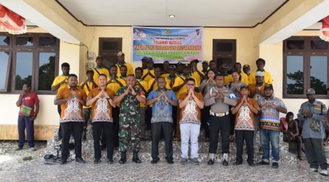Suasana foto bersama dalam momen Musrenbang Distrik Mimika Barat Jauh, Sabtu (28/2/2026). Foto: DOK DMBJ.