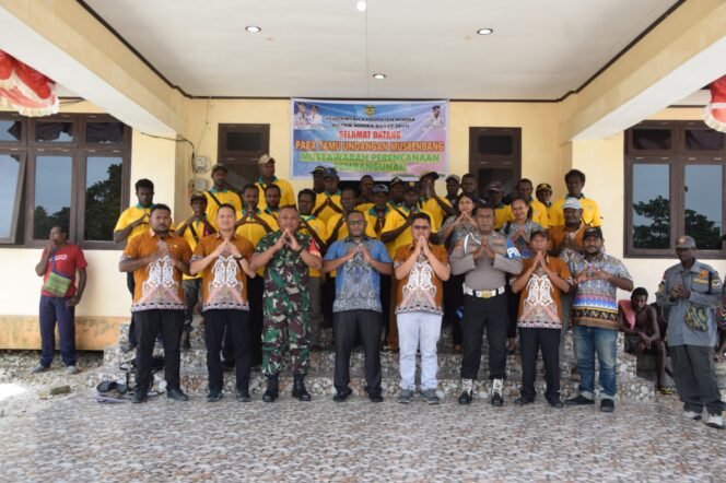 
Suasana foto bersama dalam momen Musrenbang Distrik Mimika Barat Jauh, Sabtu (28/2/2026). Foto: DOK DMBJ.