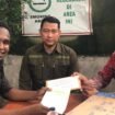 Ambrosius Klagilit saat menyerahkan surat ke pihak perusahaan. (Foto: Dok Ambo)