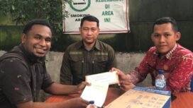 Ambrosius Klagilit saat menyerahkan surat ke pihak perusahaan. (Foto: Dok Ambo)