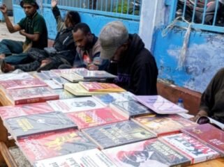 Anak-anak muda saat membaca di Lapak Baca Nabire. (Foto: Ist for Sasagupapua.com)