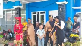 Anak-anak istimewa di Matahari Difabel Center saat membawakan persembahan penampilan dalam momen peresmian. 