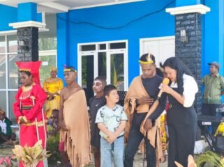 Anak-anak istimewa di Matahari Difabel Center saat membawakan persembahan penampilan dalam momen peresmian. 