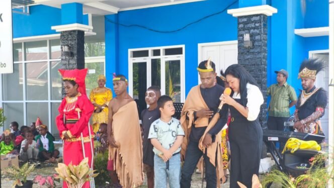 
Anak-anak istimewa di Matahari Difabel Center saat membawakan persembahan penampilan dalam momen peresmian. 