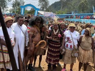 Bupati Yampit Nawipa berfoto bersama pastor dan umat dalam momen penutupan Muspas Mee VIII di Paniai. (Foto: Humas Paniai)