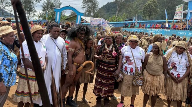 
Bupati Yampit Nawipa berfoto bersama pastor dan umat dalam momen penutupan Muspas Mee VIII di Paniai. (Foto: Humas Paniai)