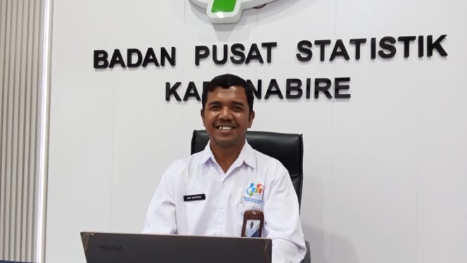 
Kepala BPS Kabupaten Nabire yang juga Penghubung BPS Papua Tengah, Dio Ginting. (Foto: Kristin Rejang/Sasagupapua.com)