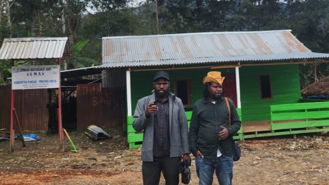 
Ketua dan Sekertaris LMA Kabupaten Puncak, Yerinus Tabuni dan Itinus Waker saat berfoto didepan kantor LMA. (Foto: Istimewa)